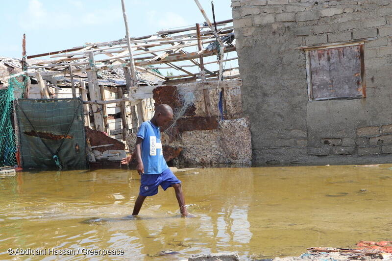 気候によるリスクは貧困やインフラの脆弱さ、紛争などによる格差をさらに大きくする。サイクロン「ガティ」の被害にあうソマリアの子ども
