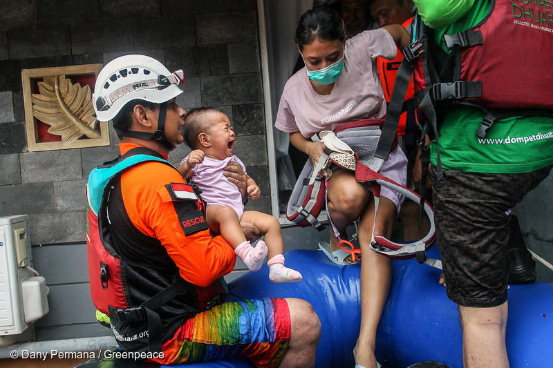 インドネシアのジャカルタで2020年に発生した大規模な洪水によって親子が閉じ込められ、救助隊に救出された