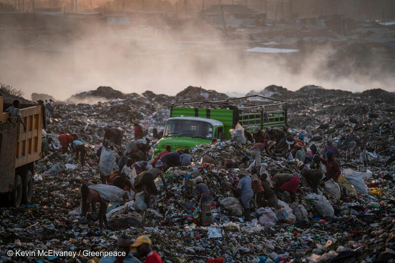 グリーンピースは、ケニアの廃棄物処理場などを訪問。ケニアにはヨーロッパや中国から古着や新品の服が送られてきて、いわゆる「古着」として売られるが、量が多いために埋め立てや廃棄物処理になることも多い。(2022年4月）