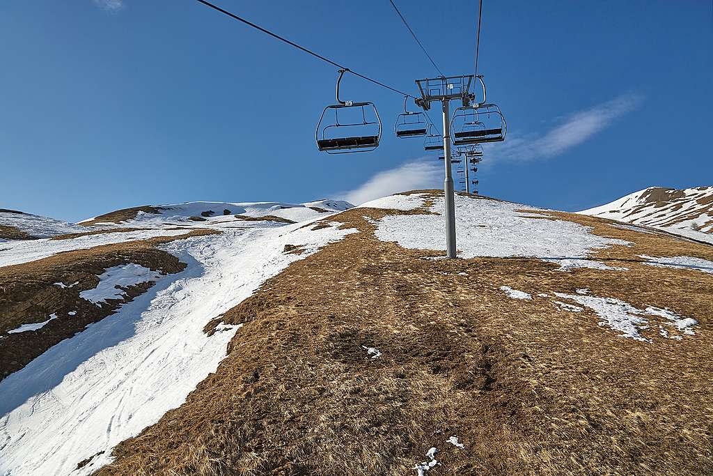 雪不足で山肌が露出してしまったスキー場