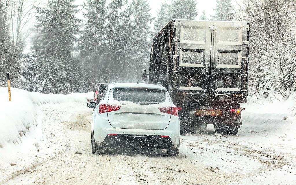 急に降る大雪は立ち往生の危険を高める。雪の中を走る車