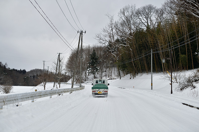 雪道を走る安齋さんの軽トラック ©Ryohei Kataoka/Greenpeace