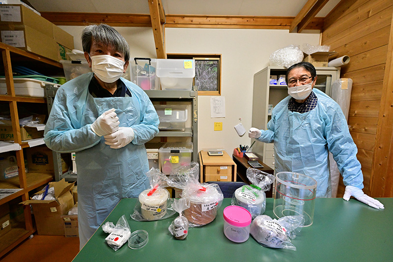 多くの測定試料が寄せられ、スタッフが交代で測定を続けている ©Ryohei Kataoka/Greenpeace