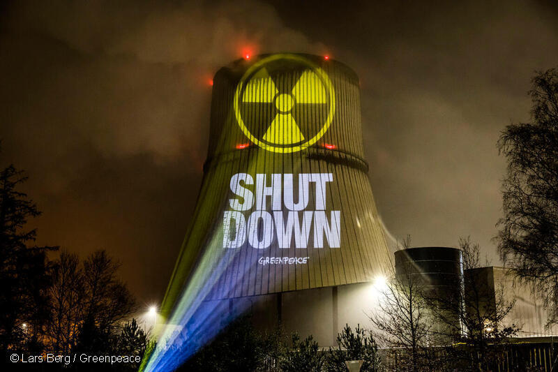 最後まで稼働していた3基のうちの1つ、エムズランド原子力発電所に投影された「シャットダウン」の文字