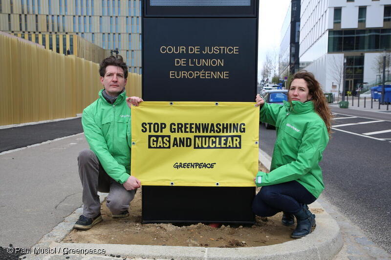 ルクセンブルクの裁判所の前で、グリーンウォッシュに抗議するグリーンピース・ドイツの事務局長らメンバー