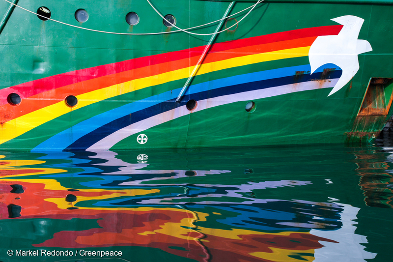 グリーンピースの船の側面に描かれた虹