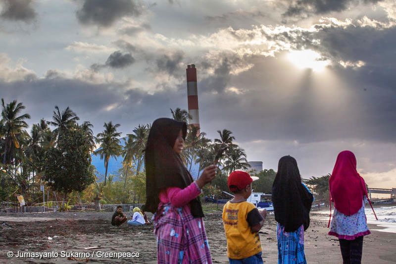 インドネシア・バリ島、石炭火力発電所のそばで遊ぶ子どもたち（2019年8月）