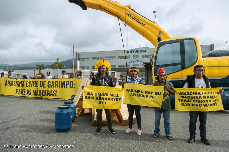 グリーンピース・ブラジルの活動家と先住民の指導者たちが、リオデジャネイロのヒュンダイの工場で行った抗議の様子