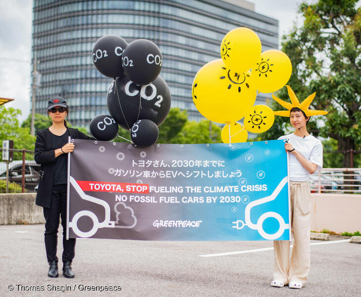 愛知県豊田市のトヨタ自動車本社で開催された同社株主総会でEV転換の早期推進を求めアクションするグリーンピースのメンバー