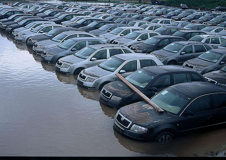 水没しているたくさんの車