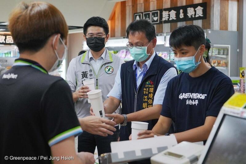 グリーンピースのプロジェクト「​​プラスチック・フリー・アライアンス」が台湾、台中市で開始したリユースカップのトライアルシステム