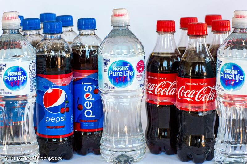 コカ・コーラ社、ペプシコ、ネスレのプラスチックペットボトル