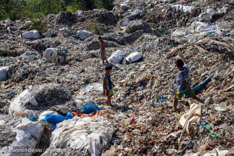 先進国から運ばれてきたゴミの中から、売ることができるプラスチックや金属を探す子どもたち