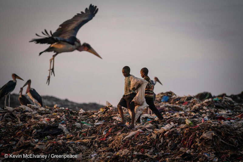 ケニア、ナイロビのごみ捨て場。各国からリサイクル材として輸出されてきたごみが山積みされた集積所では、有毒なガスが発生し火災が頻発、ごみにたかる虫を食べる鳥や、ごみの中から売れるものを探す人々も集まる。2022年4月。