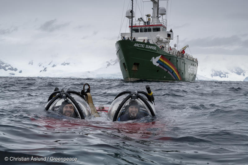 南極の海底探索に出かけようとする俳優のハビエル・バルデムと、グリーンピース・アメリカの潜水艇パイロットのジョン・ホセバー