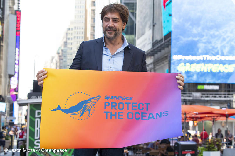 海洋保護条約の締結のために、ニューヨークのタイムズスクエアでグリーンピースのバナーを掲げ、スピーチを行うスペインの俳優ハビエル・バルデム