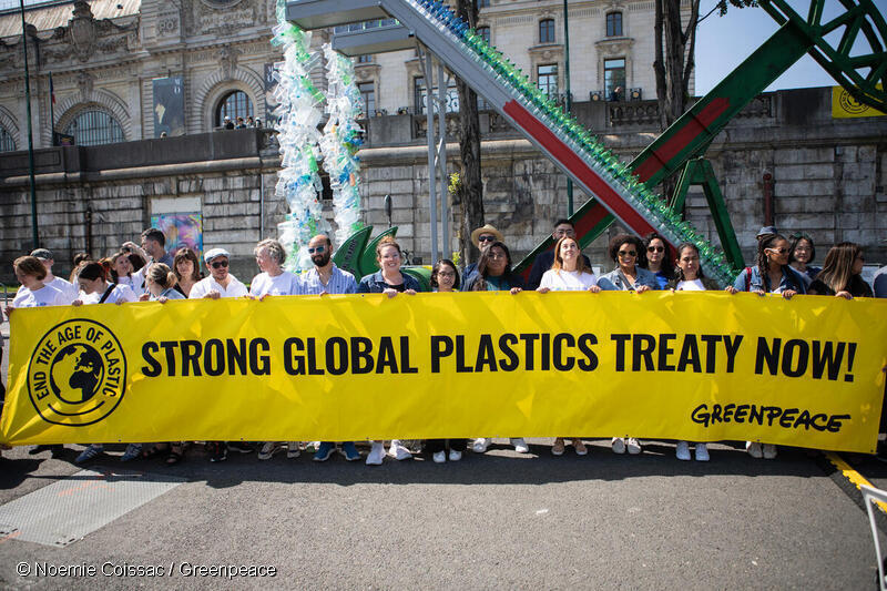 国際会合のうち2回目の「プラスチック汚染に関する政府間交渉委員会」の会場付近で撮られたグリーンピースメンバーの写真