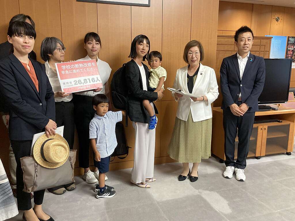 約2万7千筆の署名を文部科学大臣に手渡す「ゼロエミッションを実現する会」の横浜のチーム