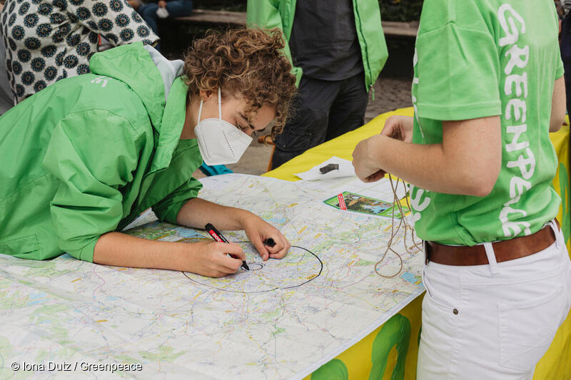 広島市への原爆投下による被害を悼み、ライプツィヒの市街地図に、原爆の被害域を書き込むグリーンピースのボランティアグループ