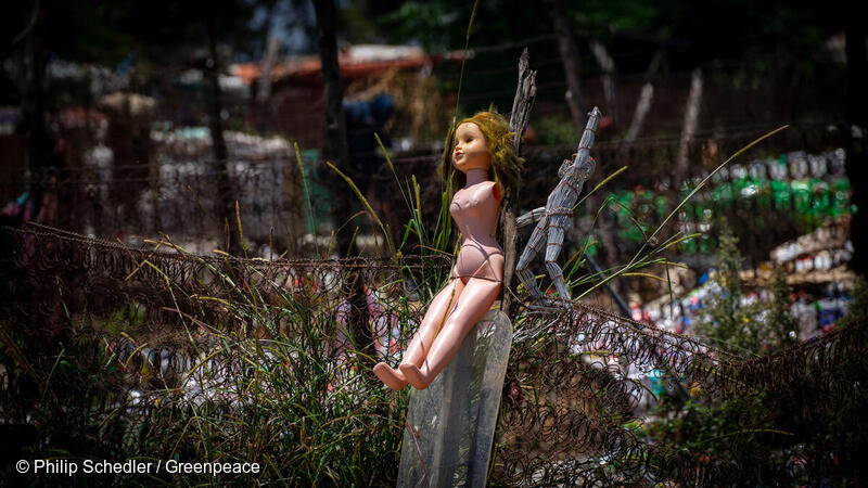 ヨハネスブルグのプラスチックごみ捨て場に捨てられた人形
