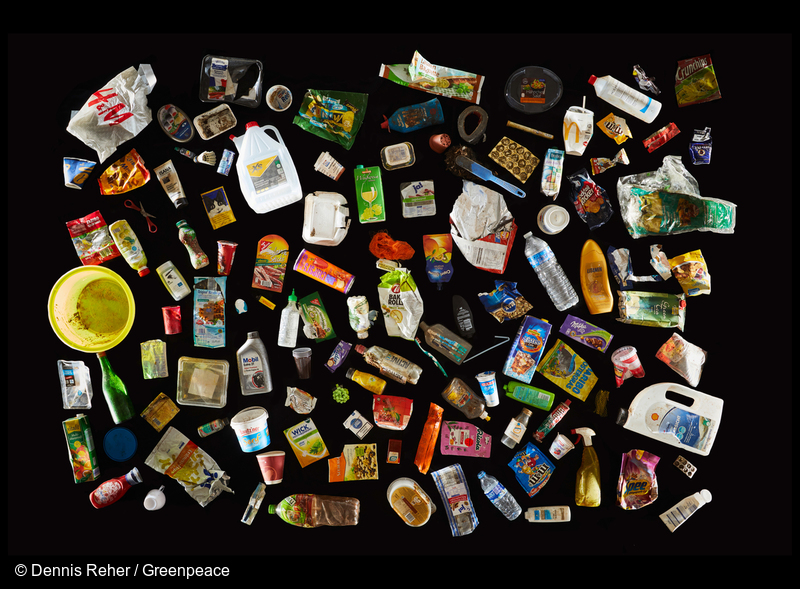 ドイツの河川で回収された「スーパーマーケット」由来のプラスチックゴミ。