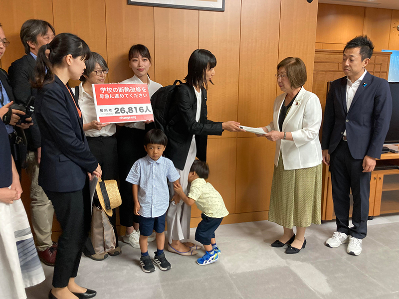 「ゼロエミッションを実現する会」の横浜のチームが約2万7千筆の署名を文部科学大臣に手渡した（2023年8月23日）