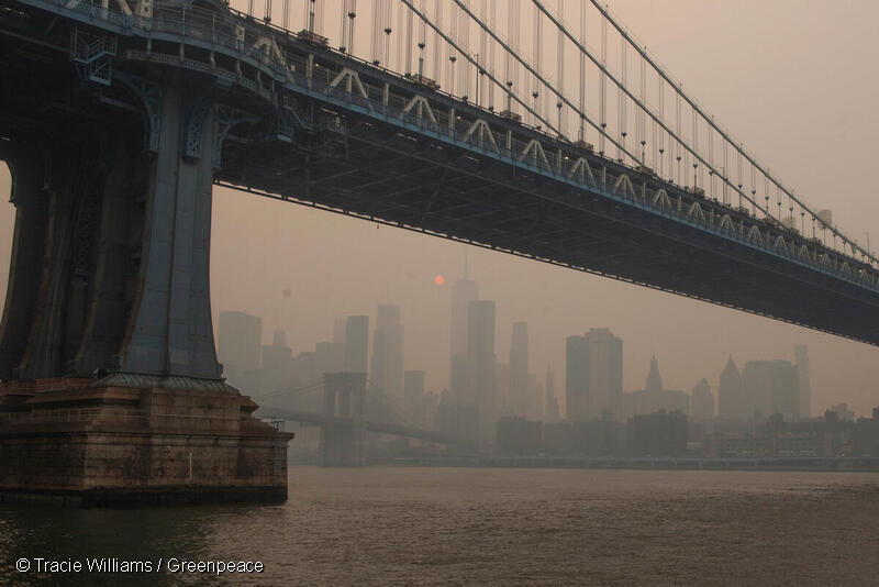 ニューヨークのブルックリン・ブリッジに立ちこめる煙。カナダの大規模な森林火災による煙がアメリカ北東部にも流れ込み、深刻な大気汚染に見舞われた（2023年6月撮影）