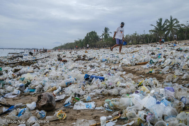 バリ島のクタビーチに散乱するプラスチックごみ