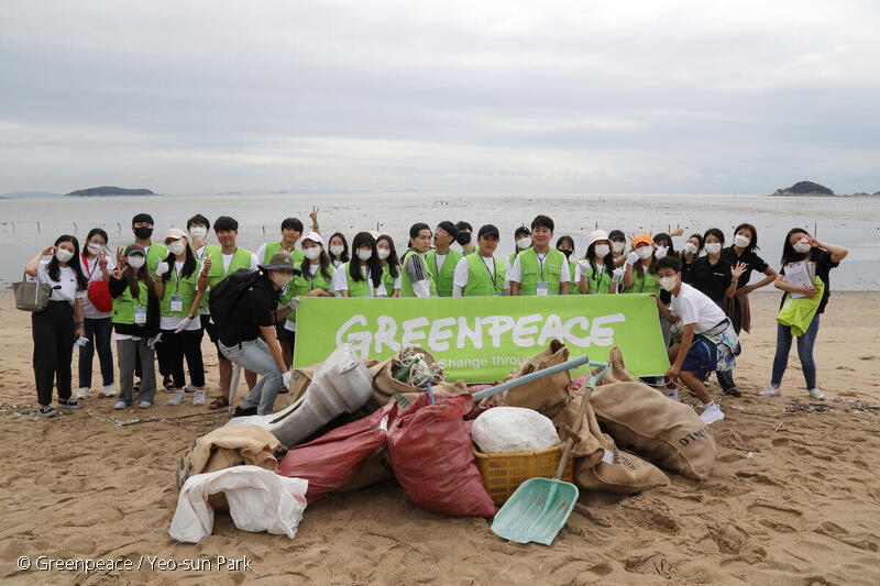 仁川のマシラン海岸でビーチクリーンを行うグリーンピースのボランティアメンバー