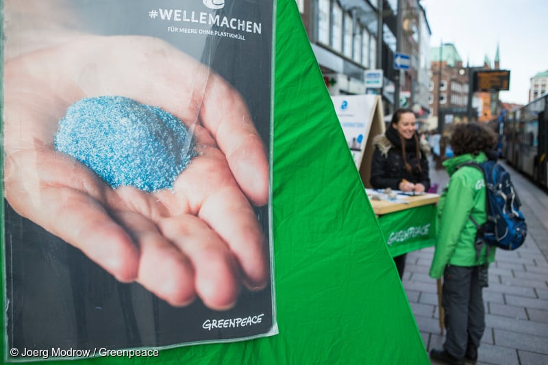 グリーンピースが行ったドイツの約70の都市でマイクロプラスチックを含む化粧品類への注意喚起、購買を避ける方法などを共有するアクション