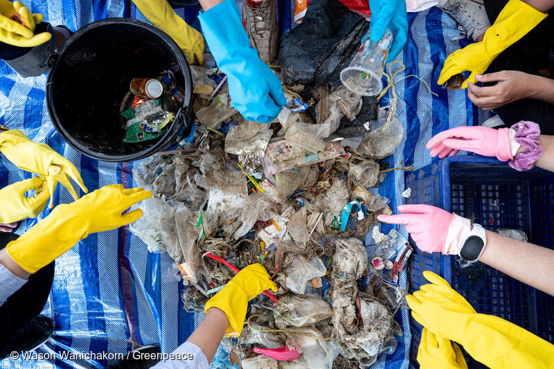 タイのワンナパ・ビーチで、グリーンピースのボランティアに回収されたプラスチックゴミ