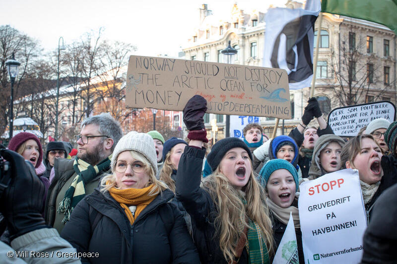国会前でノルウェーの深海採掘の計画に反対する人々（2024年1月）