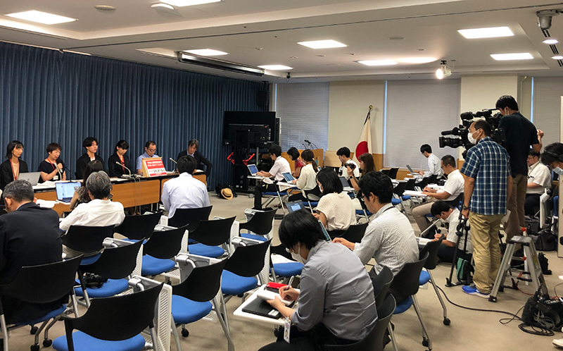 学校教室の断熱を求め、記者会見を行うグリーンピースが事務局を務める「ゼロエミッションを実現する会」の横浜のチーム