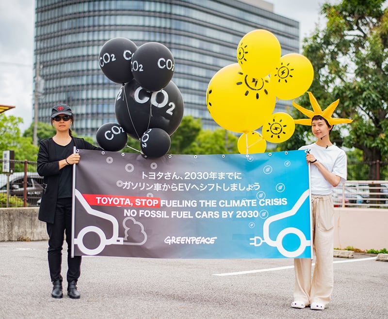 愛知県豊田市のトヨタ自動車本社で開催された同社株主総会でEV転換の早期推進を求めアクションするグリーンピースのメンバー