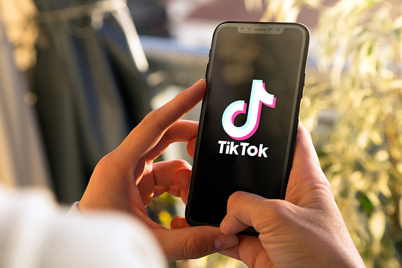 TikTokの画面が映ったスマートフォン