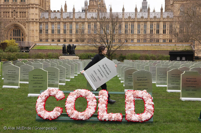 グリーンピースのアクティビストたちが、英国議会前を家の寒さのせいで亡くなった人々の墓地に変えた