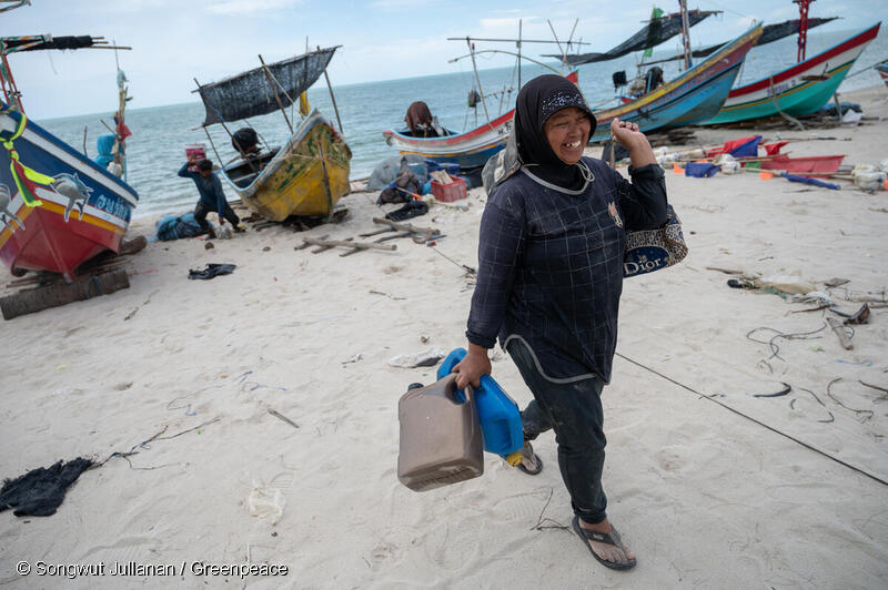 タイ南部ソンクラー県のチャナ郡にある沿岸コミュニティーの女性漁師