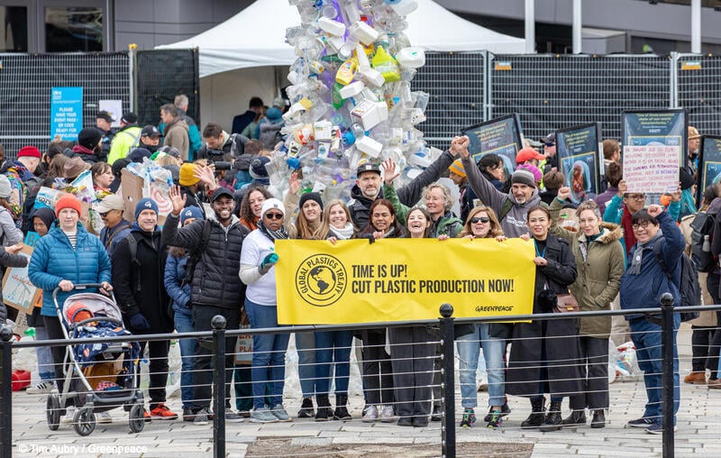 INC4会場のショーセンター前でプラスチック生産削減の横断幕を掲げるグリーンピースのメンバーら
（カナダ・オタワ、2024年4月21日）
