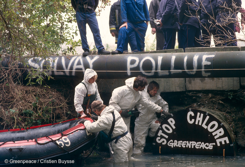 ベルギーのマース川に流れ込むソルベイ社の排水管を封鎖するグリーンピースの活動家
