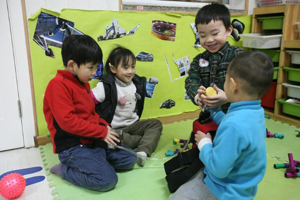 마라야가 초미세먼지 측정기를 친구들에게 설명하고 있다