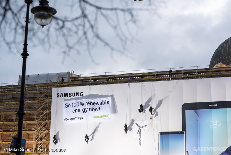 그린피스 독일 활동가들이 2017년 12월, 삼성전자에 100% 재생가능에너지로의 전환을 촉구하고 있다.