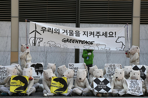 그린피스 서울사무소 활동가들과 자원봉사자들이 2017년 12월, 삼성전자 서초사옥 앞에서 삼성전자에 100% 재생가능에너지 사용 선언을 촉구하고 있다.