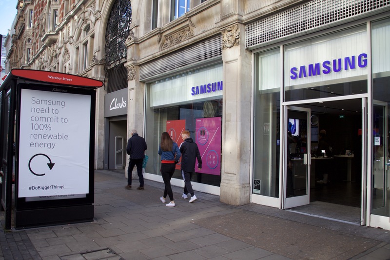 그린피스 영국 활동가들이 2017년 12월, 삼성전자에게 100% 재생가능에너지 사용을 촉구하기 위해, 영국 런던의 삼성전자 스토어 근처 버스 정류장 광고판에 문구를 바꿨다.