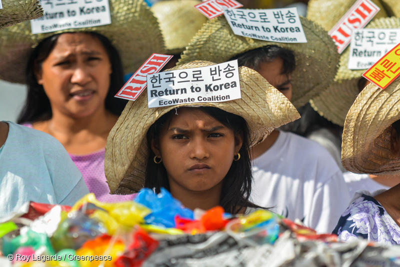 필리핀 국민들이 마닐라 소재 필리핀 관세청 앞에서 플라스틱 쓰레기 반송을 요구하는 문구를 붙이고 가두 행진을 벌이고 있다.