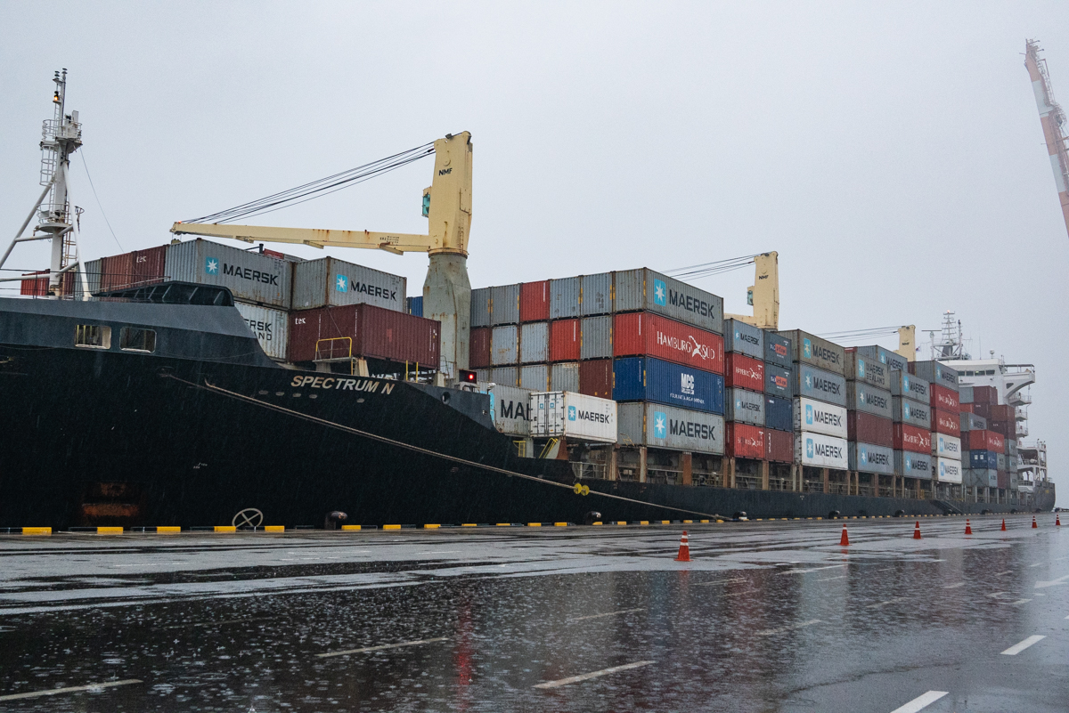 작년 10월 한국에서 필리핀으로 수출된 불법 플라스틱 쓰레기 1400톤을 실은 선박 ‘스펙트럼 N(SPECTRUM N)’ 호가 아침 6시반 평택항에 들어왔다.