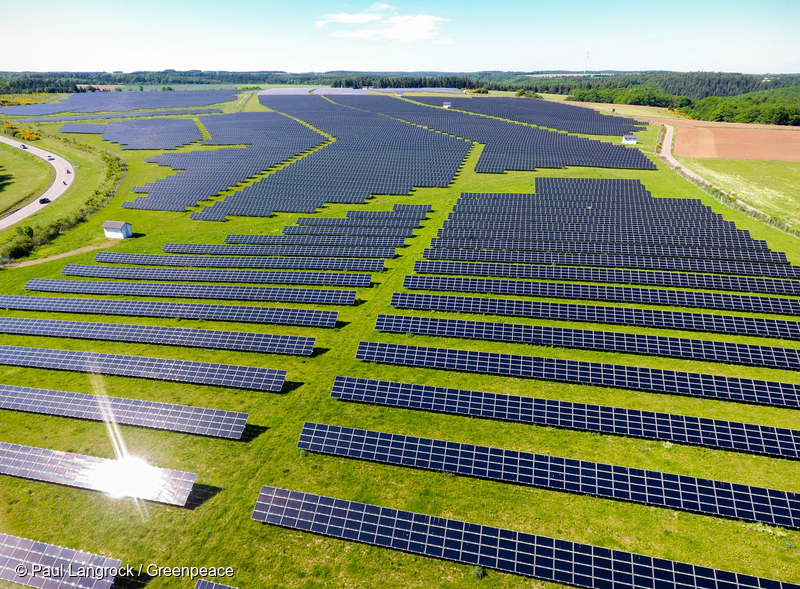 Copyright Paul- Langrock.de. Luftaufnahme Interkommunales Solarkraftwerk Hasborn Niederoefflingen. Knapp 12 Megawatt Spitzenleistung, Photovoltaikkraftwerk, 146944 Solarmodule von First Solar und Phoenix Solar auf Aluminiumgestaengen in Wiese verbaut, Strom fliesst ins RWE Netz, Betriebsfuehrung durch Phoenix Solar AG, Eigentuemer KGAL. Freilandanlage, Landschaft, Solarlandschaft, Energiepark, Duennschichttechnologie, Solarpark, Duennschicht, Duennschichtzelle, Duennschichtmodul, Duennschichtsolarmodul, Duennschichtsolarzelle, Aluminium, SMA Wechselrichter, Photovoltaik, Photovoltaikanlage, Fotovoltaik, Fotovoltaikanlage, Sonne, Sonnenenergie, Solarenergie, Solarstrom, Solarstromkraftwerk, Sonnenstrom, Sonnenstromkraftwerk, regenerativ, alternativ, erneuerbar, umweltfreundlich, Energie, Energiewende, Einspeiseverguetung, EEG, Erneuerbare Energien Gesetz, Klimawandel, Strom, Elektrizitaet, Vogelperspektive. electricity, sun, solar energy, collector, installation, plant, power, renewable, solar module, panel, photovoltaics, open air, aerial view, solar power station, large photovoltaics power plant, almost 12 megawatt peak output, approx. 146944 solar modules, thin film technology, renewable energy, electricity, climate change. Hasborn, Rheinland Pfalz. 27. Mai 2017 