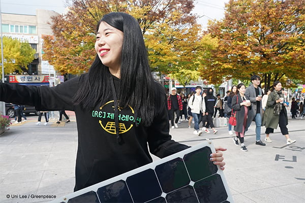 그린피스와 함께 기후변화 대응에 앞장서는 대학생, 그린유스가 경북대학교에서 태양광 패널을 들고 재생가능에너지 확대 캠페인을 진행하고 있다. 