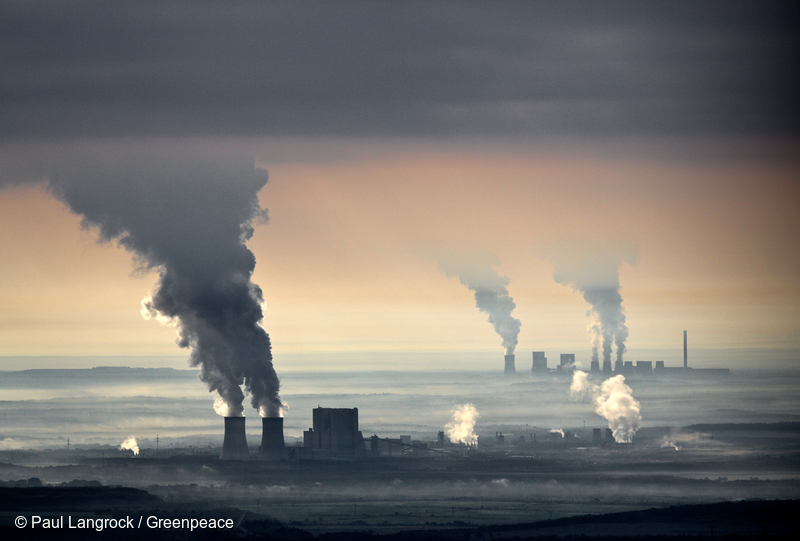 Copyright Paul-Langrock.de. Luftaufnahme vorn Braunkohlenkraftwerk Schwarze Pumpe, hinten Braunkohlenkraftwerk Boxberg, beide Vattenfall Europe Group, links Windpark. Rauchschwaden, schwedisch, Energiekonzern, Wasserdampf, Kuehlung, Kuehlturm, CO2 Emissionsrate, Klimawandel, CO2 Reduktion, Kohlendioxid, Kohle, Braunkohle, Lausitzer Braunkohlerevier, Braunkohlekraftwerk, Energie, Energiewende, traditionell, konservativ, Umweltschutz, Umweltverschmutzung, Umweltzerstoerung, Luftbild, Luftbildaufnahme, Luftbildfotografie, Koexistenz, Windenergie, Windkraftanlage. Spremberg, Lausitz. 9. September 2012