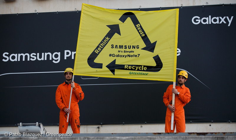 26/02/2017. Palau de Congresos de Catalunya, Barcelona, Spain.Greenpeace protests outside the Palau de Congresos de Cataluña (Catalunya Palace of Congress) during the presentation of Samsung ahead of the Mobile World Congress to ask Samsung for a compromise to recycle the 4,2 million of Samsung Galaxy Note 7 devises that were defective. The way the smartphones have been made and discarded in the last 10 years is having a great impact on our planet, according to the report Greenpeace published today in United States. The report explains that the manufacturing of mobiles since 2007 has required the use of 968 Twh (Terawites per hour), which is nearly equivalent to the yearly power supply of India, and the devises will contribute significantly to the 50 millions tones of electronic waste that are expected to be generated in 2017. © Greenpeace/Pablo Blazquez26/02/2017. Palau de Congresos de Catalunya, Barcelona, España.Acción de Greenpeace en el Palau de Congresos de Catalunya en la presentación de Samsung previa al Mobile World Congress para pedir a Samsung un compromiso para reciclar los 4,2 millones de dispositivos Samsung Galaxy Note 7 que resultaron defectuosos. La forma en la que los smartphones se han fabricado y desechado en los últimos 10 años está teniendo un gran impacto sobre nuestro planeta, según el informe publicado hoy por Greenpeace Estados Unidos. El informe muestra que la fabricación de móviles desde 2007 ha requerido el uso de 968 TWh (Teravatios hora), lo que casi equivale al suministro eléctrico anual de la India, y los dispositivos contribuirán significativamente a los 50 millones de toneladas de residuos electrónicos que se espera que se generen en 2017. © Greenpeace/Pablo Blazquezcopyright. ©Greenpeace-©Greenpeace Handout –No sales – No Archives – Editorial Use Only – Free use only for 14 days after release. Photo provided by GREENPEACE, distributed handout photo to be used only to illustrate news reporting or commentary on the facts or events depicted in this image.©Greenpeace Handout – No Ventas – No Archivos - Uso Editorial Solamente – Uso Libre Solamente para 14 días después de Liberación. Foto proporcionada por GREENPEACE, uso solamente para ilustrar noticias o comentarios sobre los hechos o eventos representados en esta imagen.