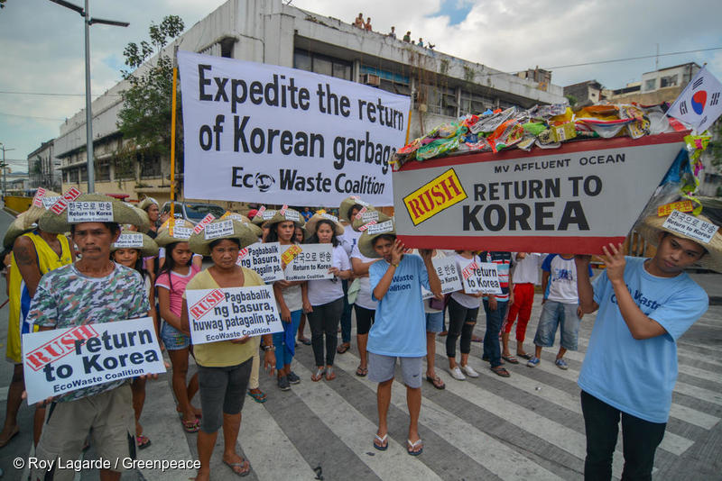 필리핀 국민들이 마닐라 소재 필리핀 관세청 앞에서 플라스틱 쓰레기 반송을 요구하는 문구를 붙이고 가두 행진을 벌이고 있다.